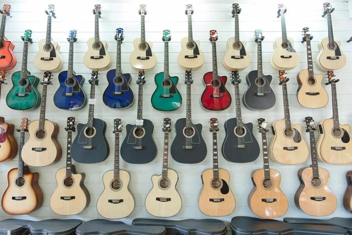 kilka gitar wiszących na ścianie