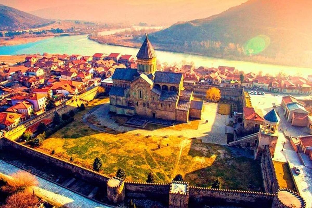 o vedere aeriană a unui oraș cu un castel