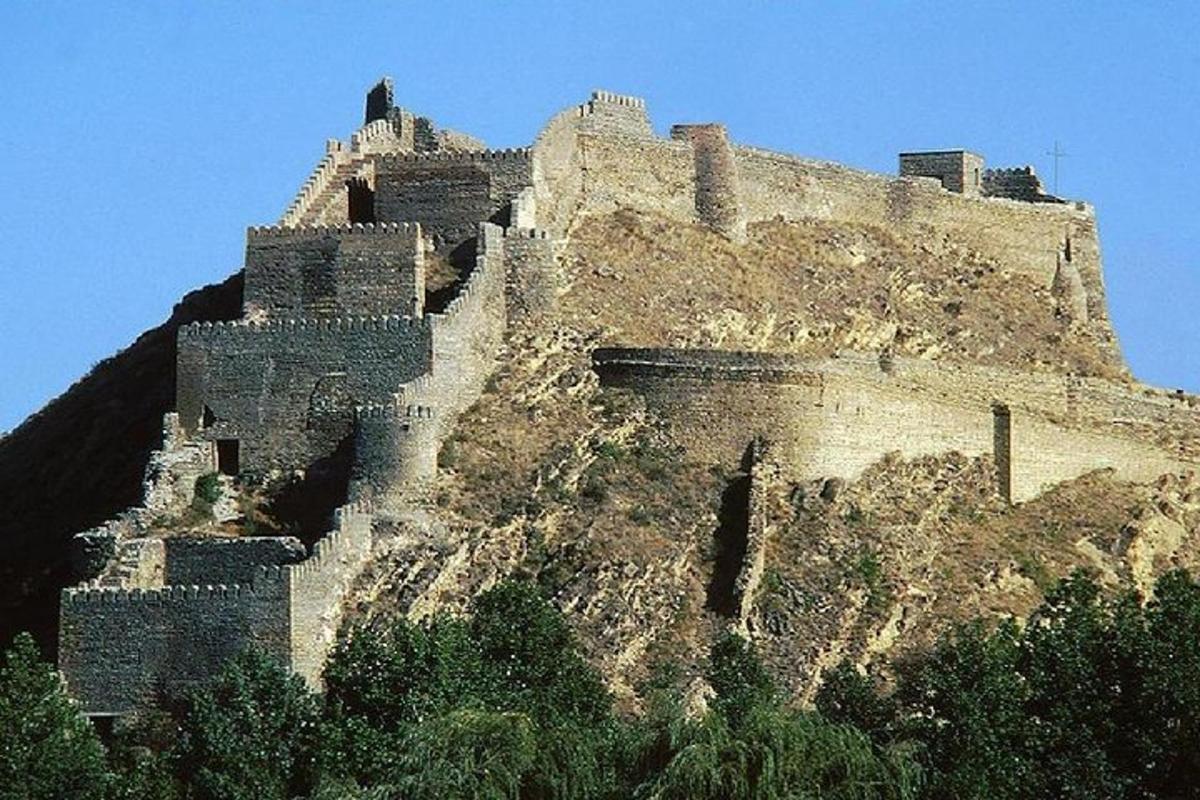 un castel așezat pe vârful unui munte