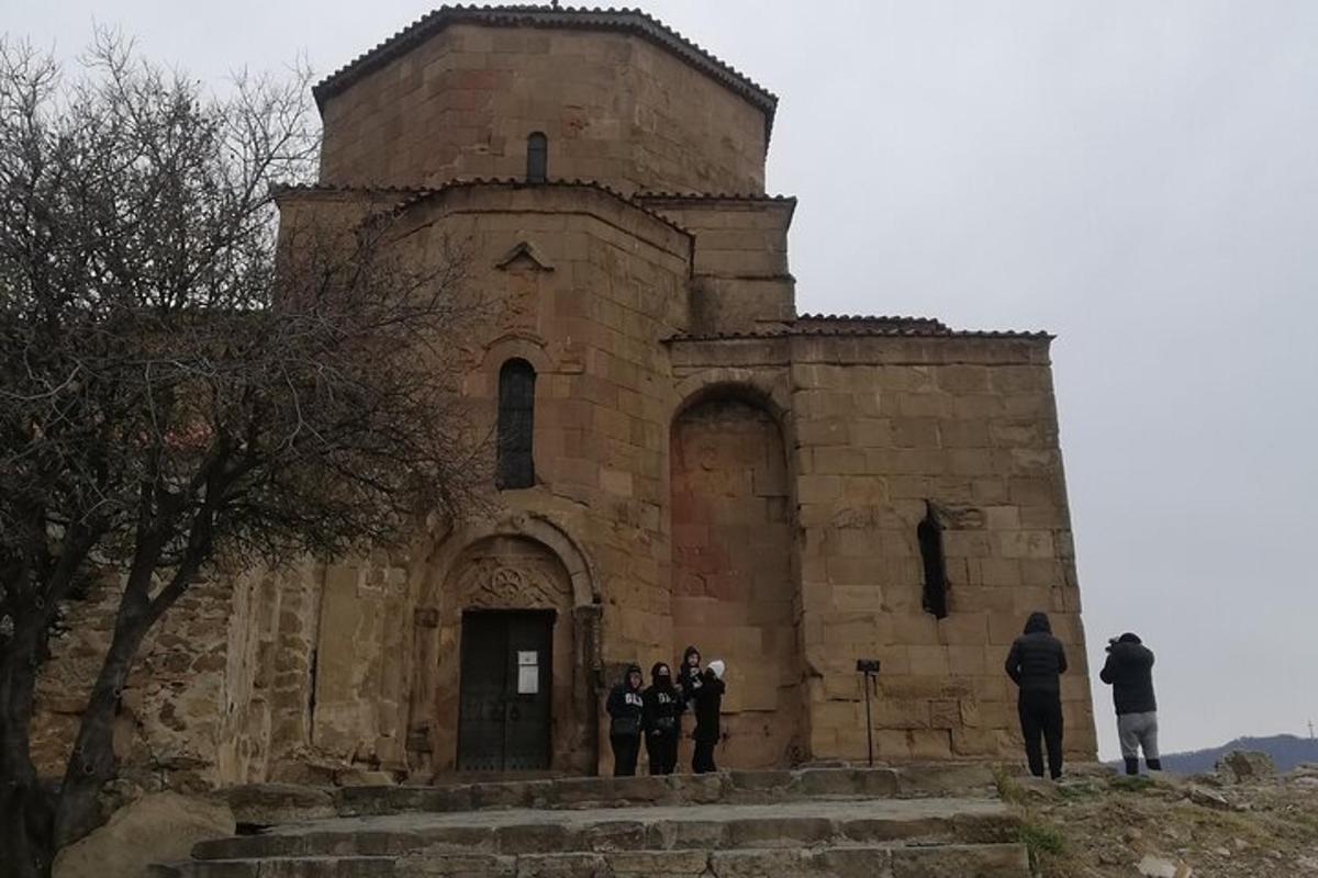 un grup de oameni care stau în fața unei clădiri