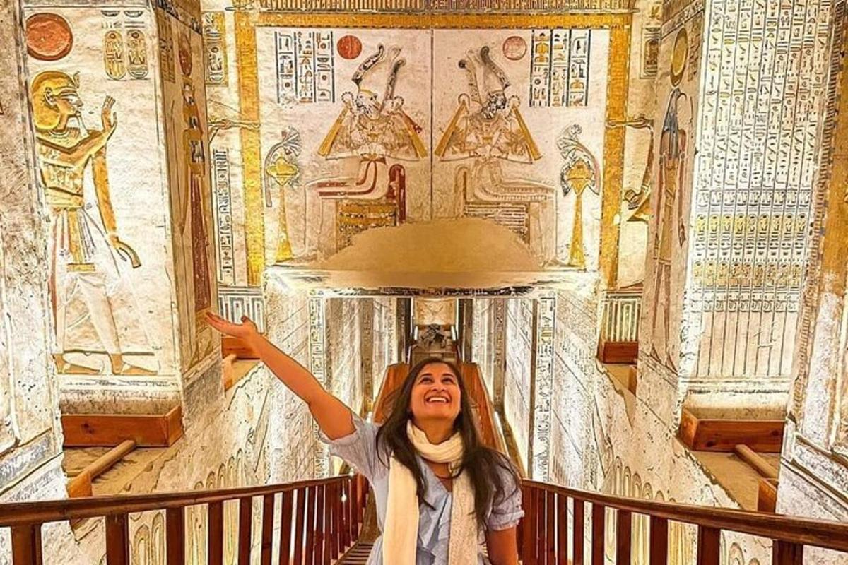Μια γυναίκα στέκεται μπροστά από ένα κτίριο με πίνακες ζωγραφικής