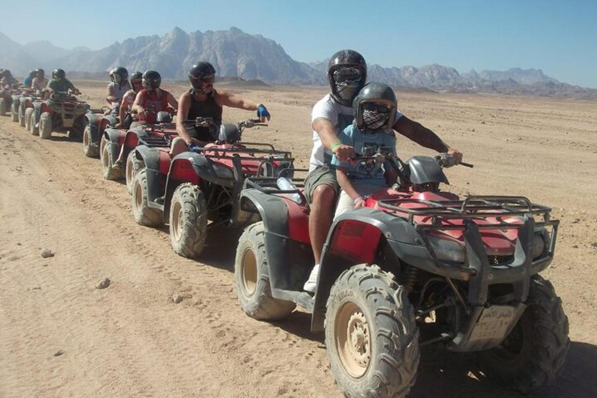 egy csoport ember ATV-zik a sivatagban