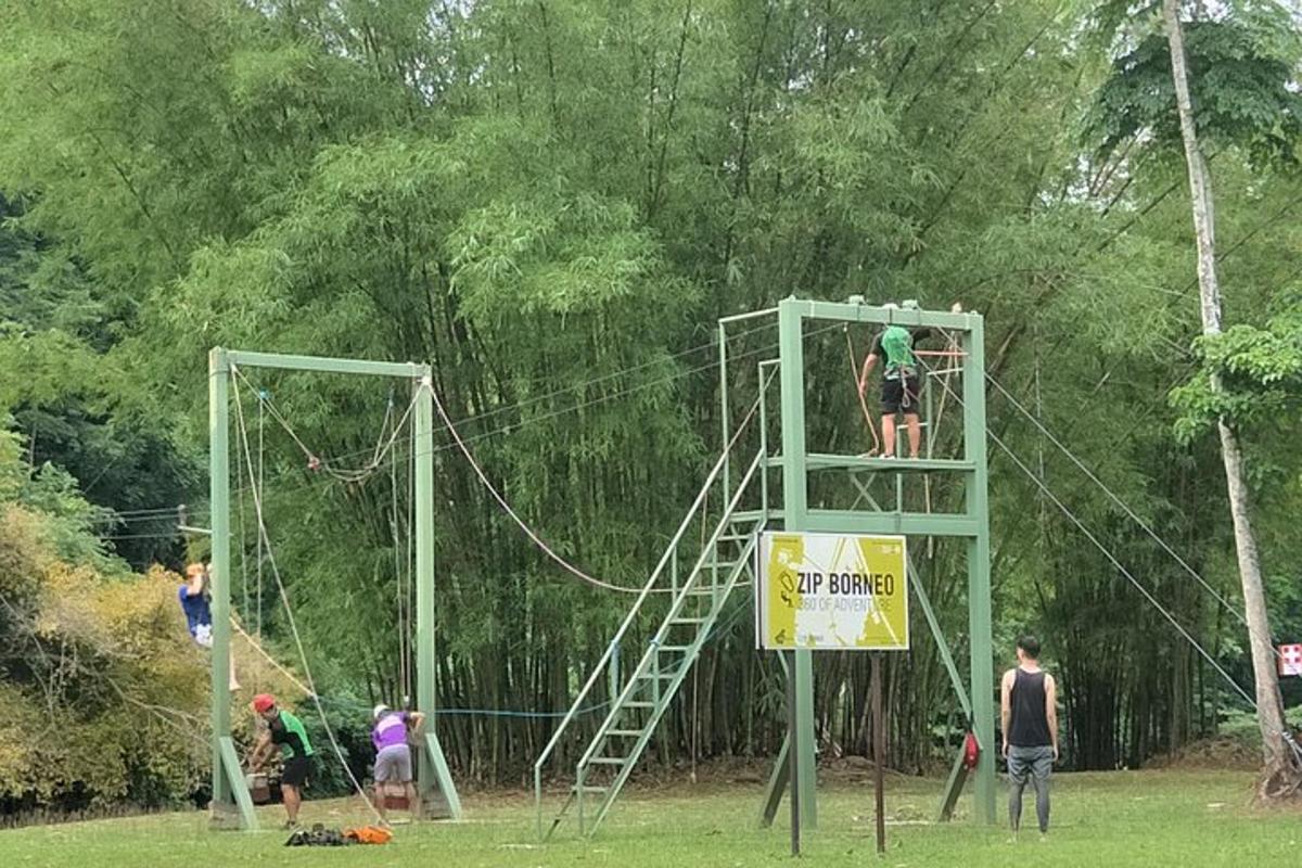 un grup de persones jugant en un parc infantil