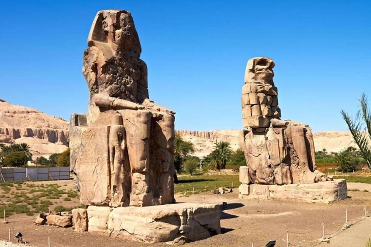 un par de estatuas en el desierto
