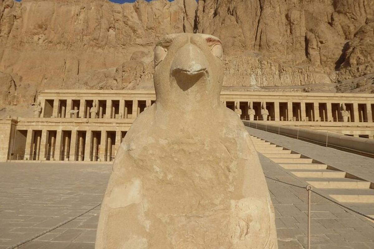 una estatua de un león frente a un edificio