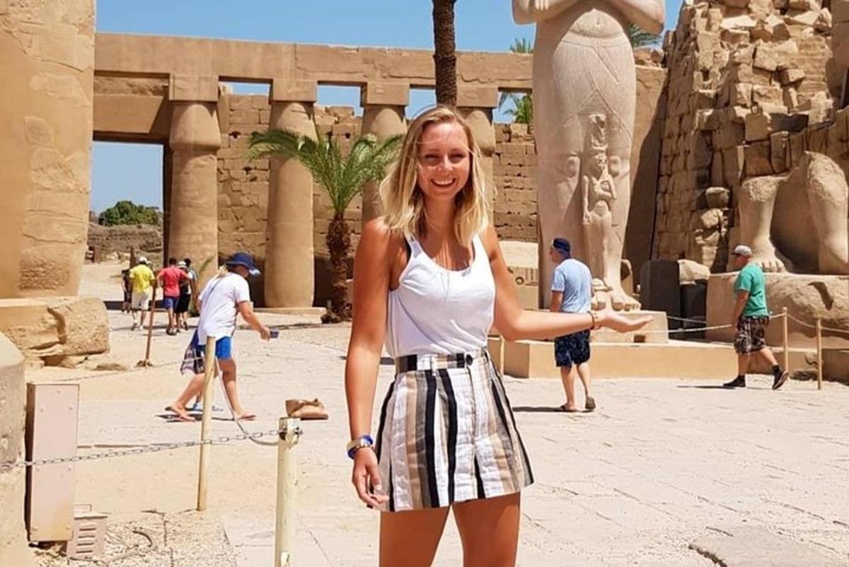 امرأة شابة تقف أمام معبد