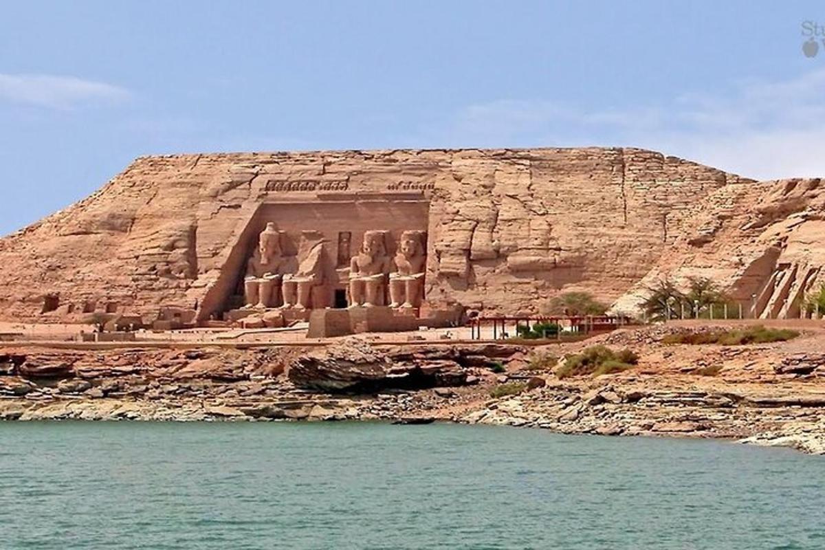 um grande monumento na encosta de um penhasco