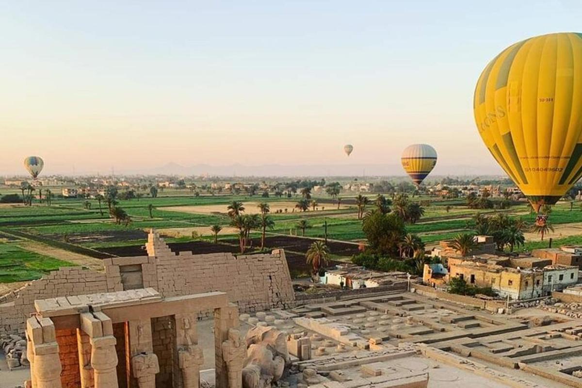 مجموعة من البالونات الهوائية الساخنة تحلق فوق المدينة