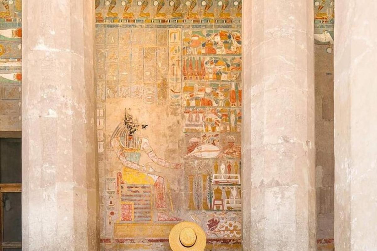 ein Mosaik an der Wand eines Gebäudes