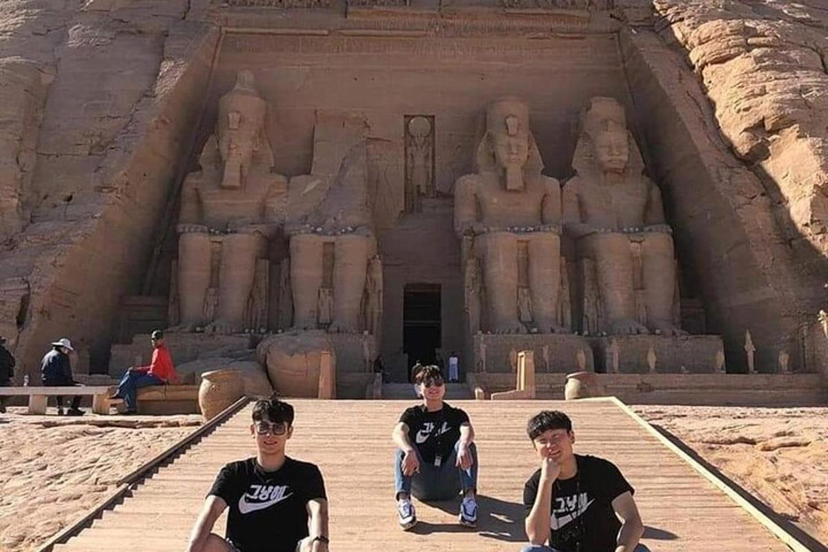 Un grupo de hombres sentados frente a Anaraoh.