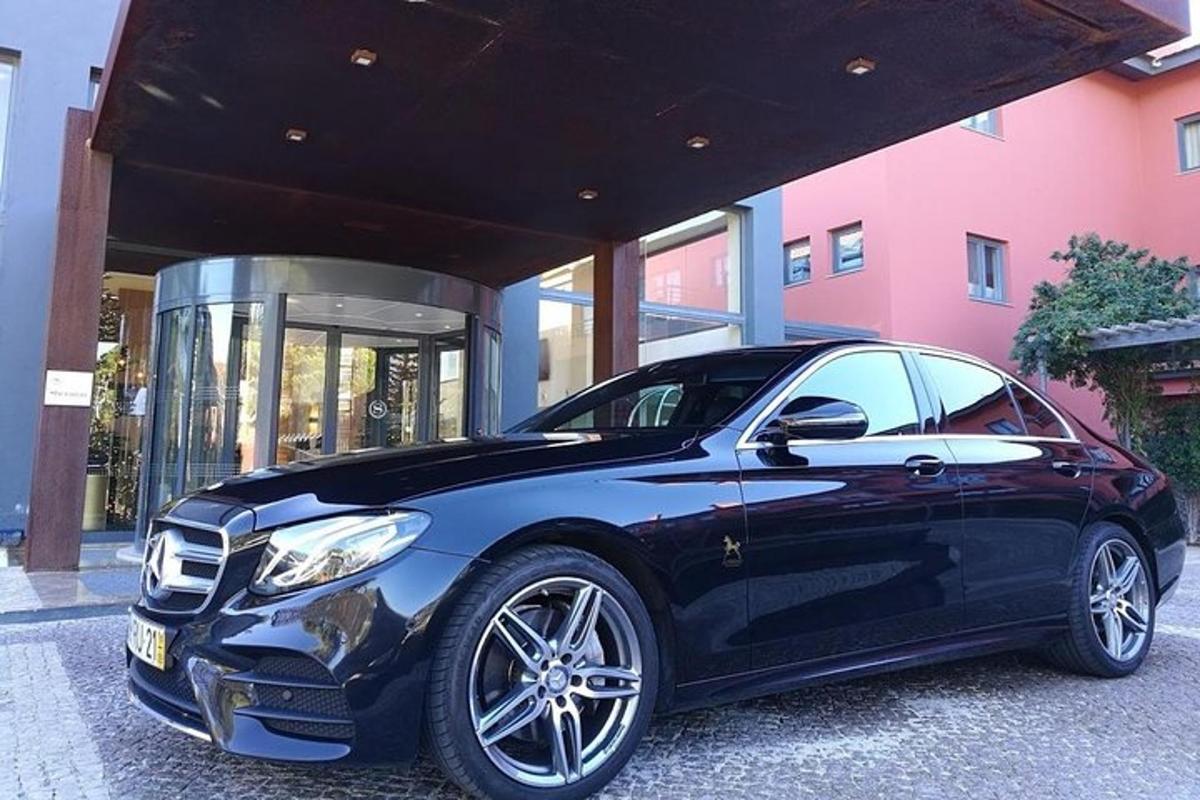 černé auto zaparkované před budovou