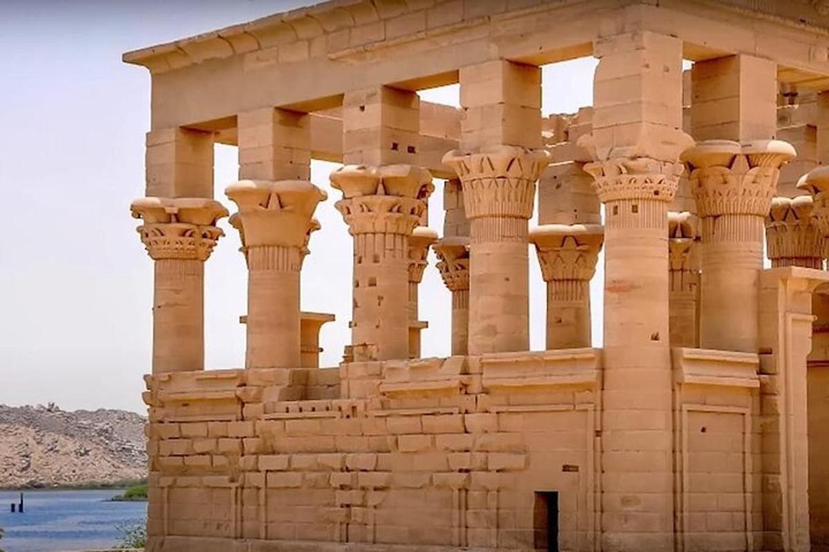 um templo no deserto com colunas
