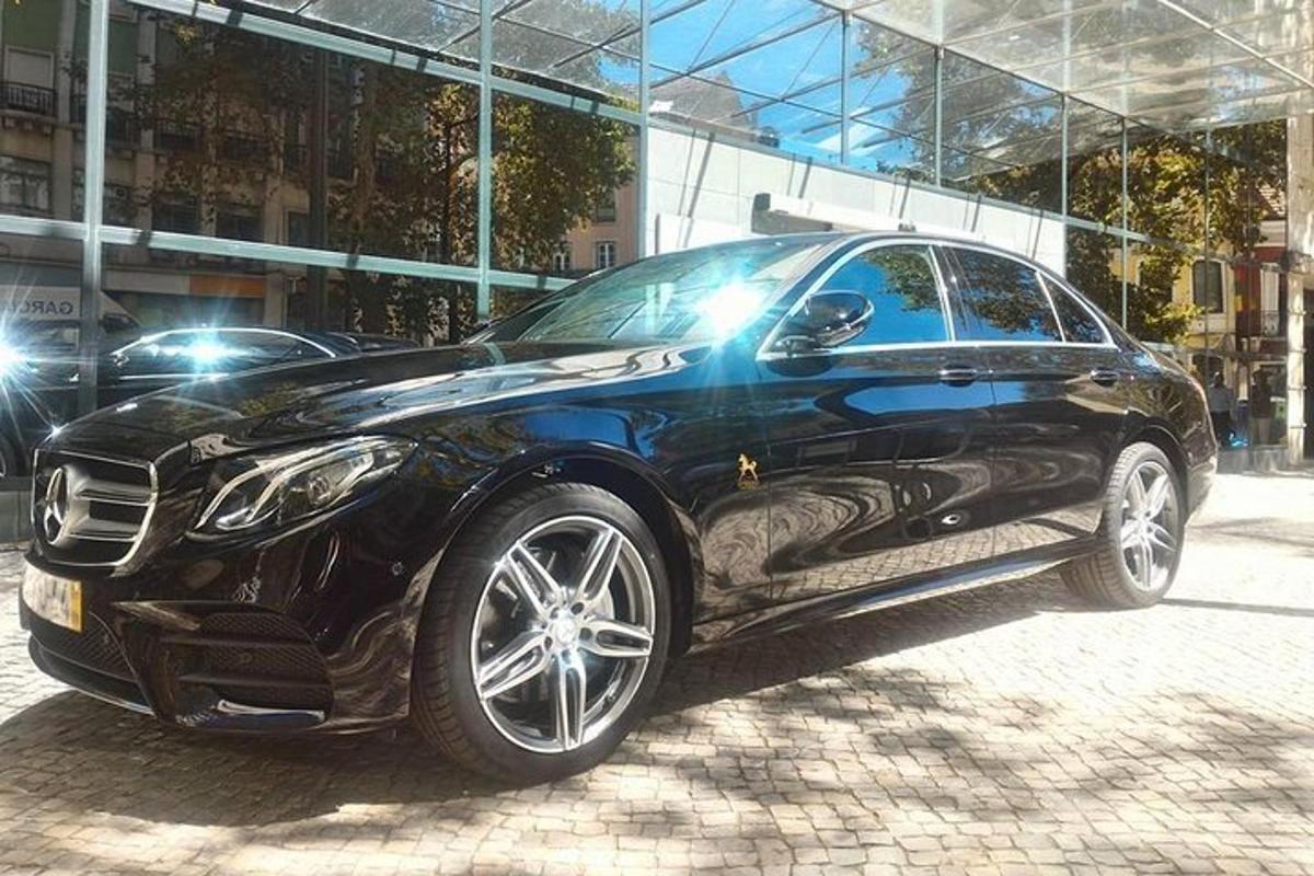 černé auto zaparkované před budovou