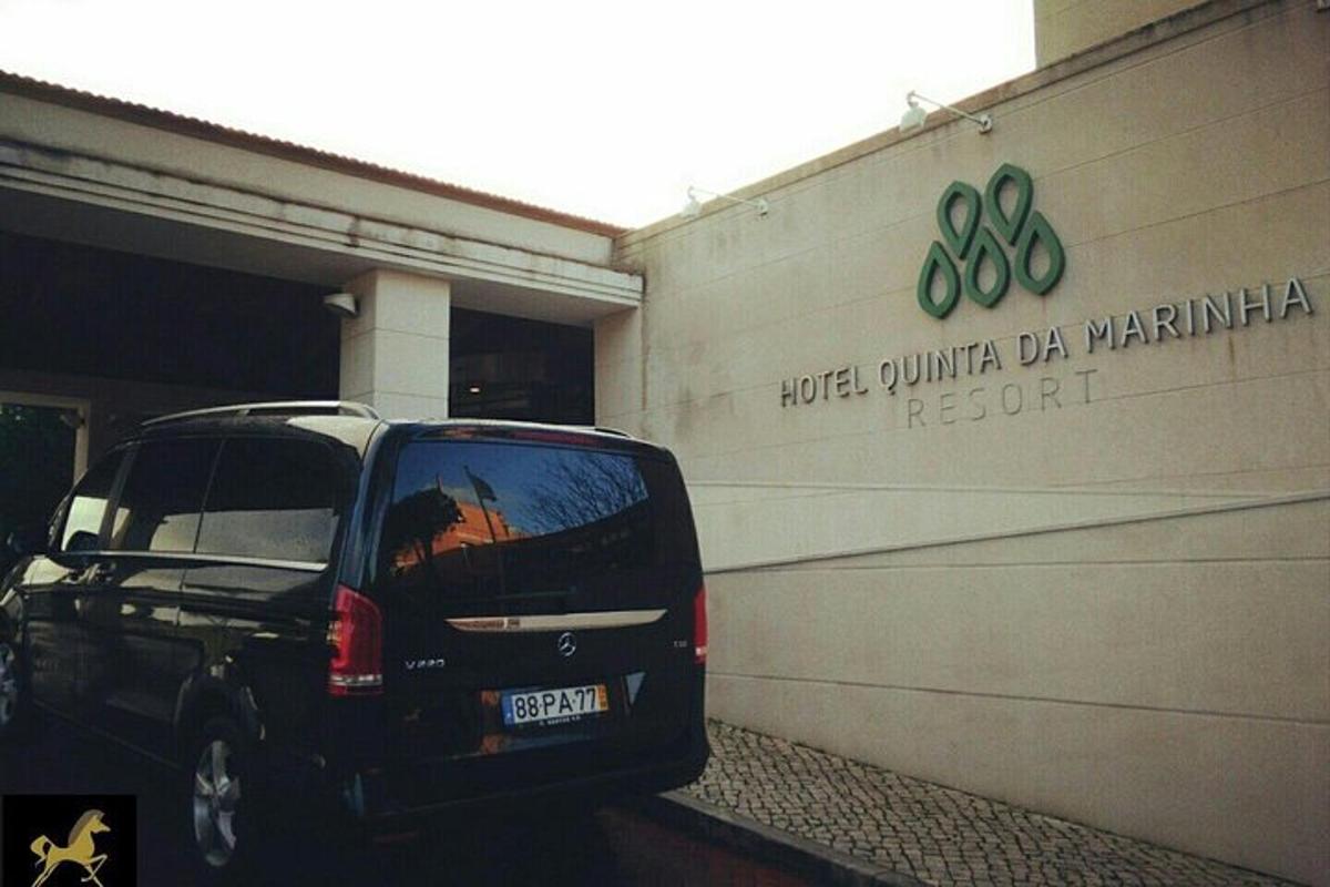 černé SUV zaparkované před budovou