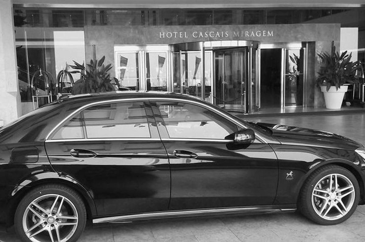 černé auto zaparkované před budovou