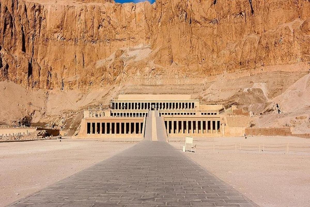 un edificio in mezzo al deserto vicino a una montagna