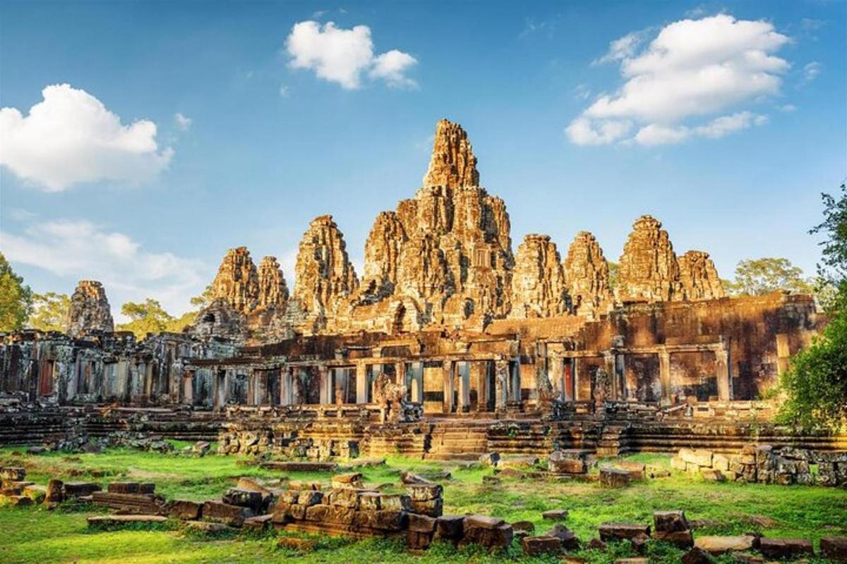 una vista de les ruïnes d'un temple antic