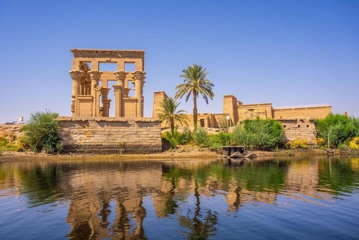 ένα κτίριο με αντανάκλαση σε ένα υδάτινο σώμα