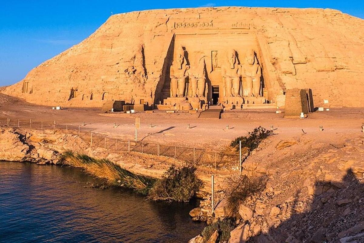 um edifício na encosta de uma colina perto da água