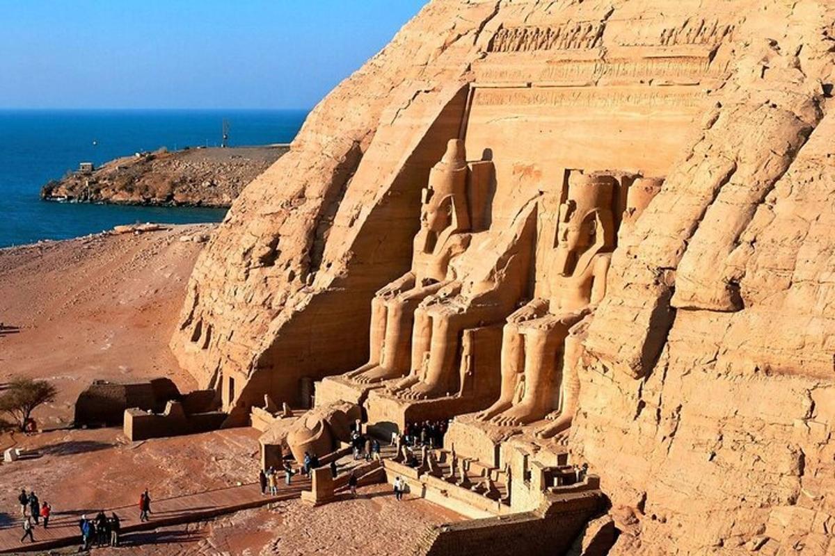 um grande castelo de areia em um penhasco próximo ao oceano