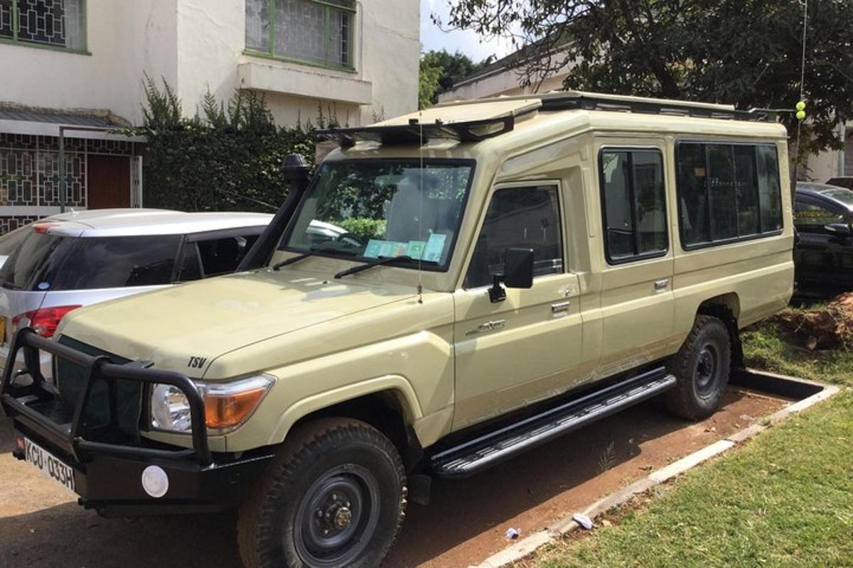 un jeep verde parcat într-o parcare