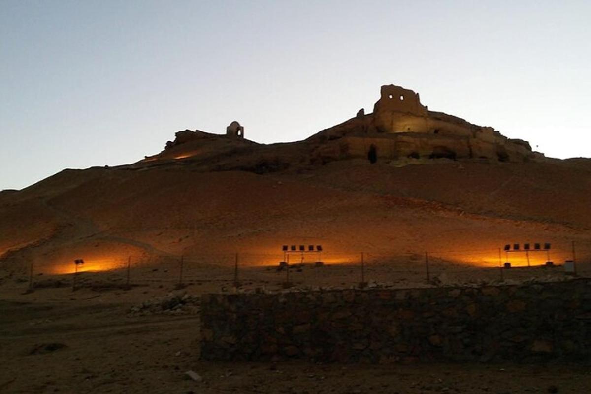 um edifício no topo de uma colina no deserto