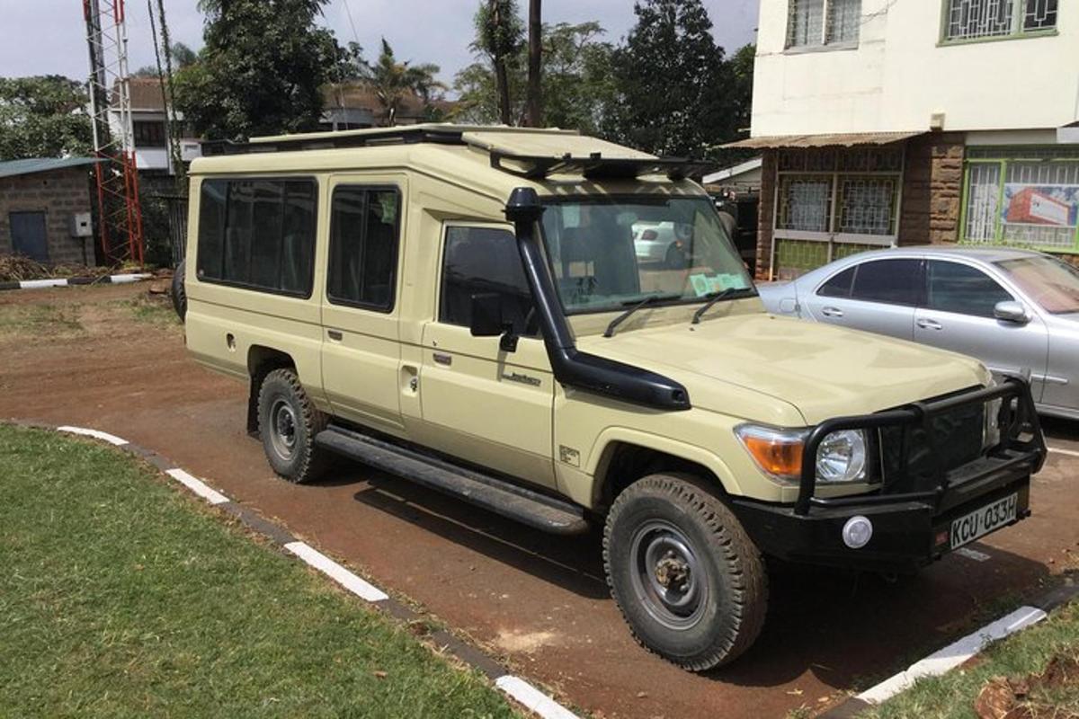 un jeep galben parcat într-o parcare