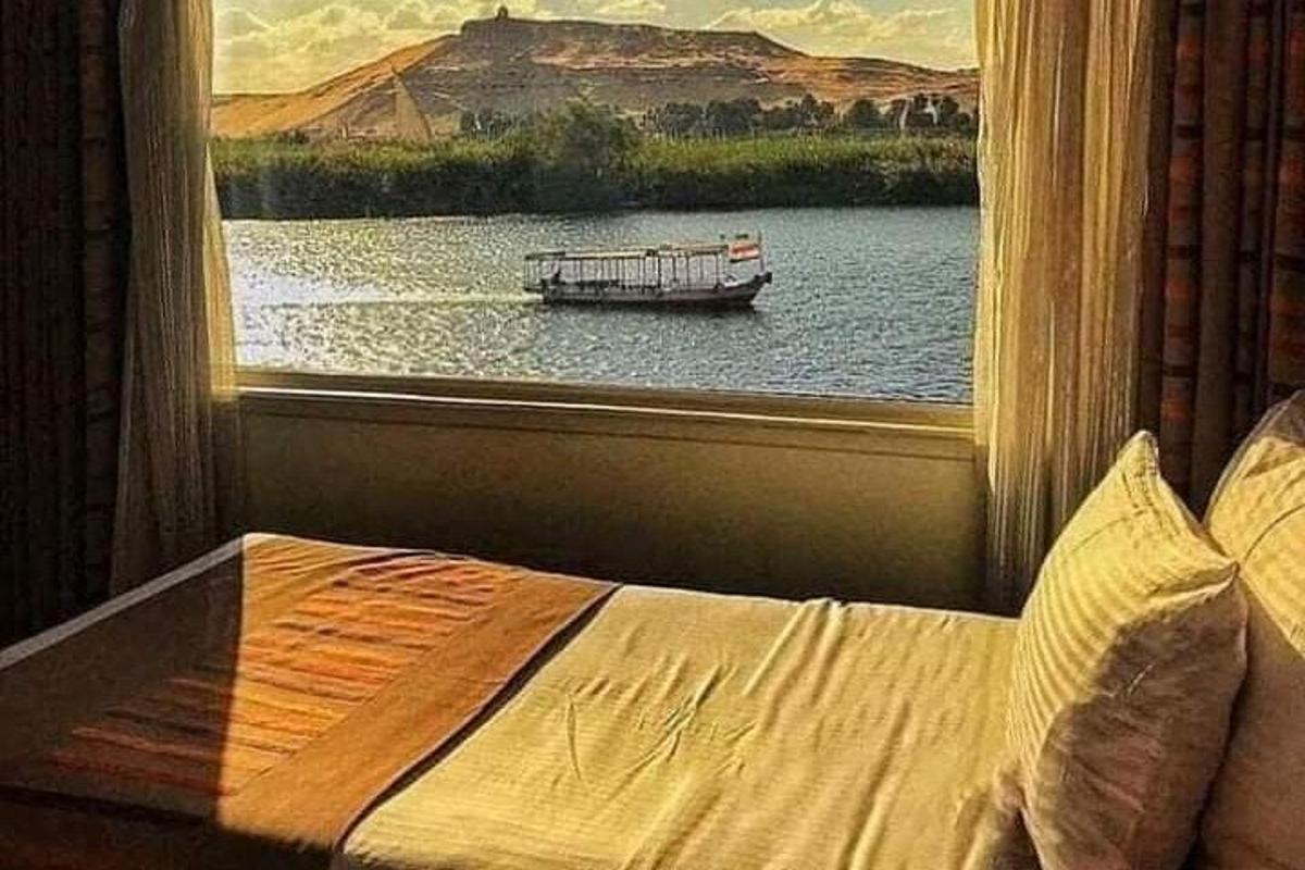 ένα υπνοδωμάτιο με παράθυρο με μια βάρκα στο νερό
