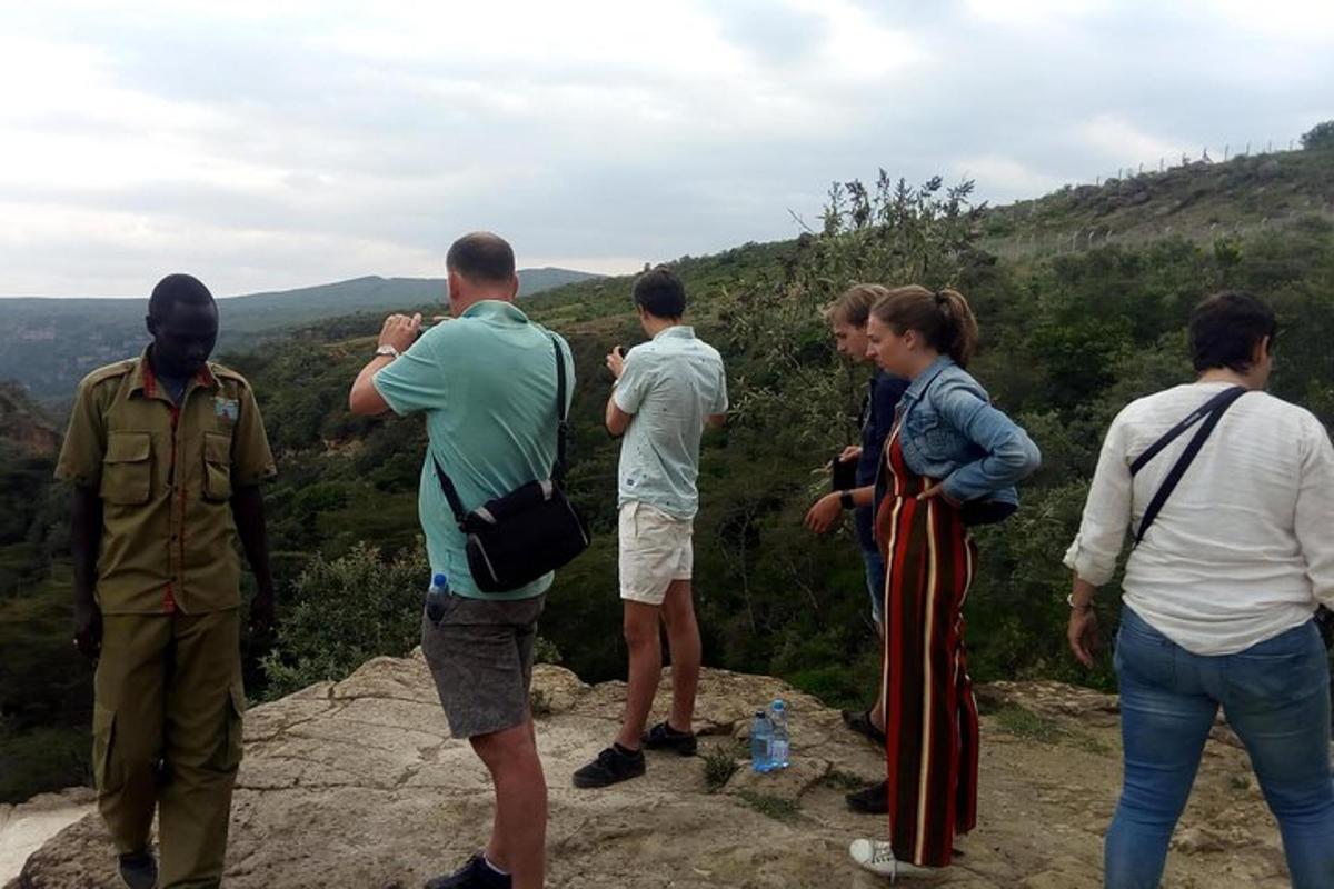 un grup de oameni care stau pe vârful unui munte