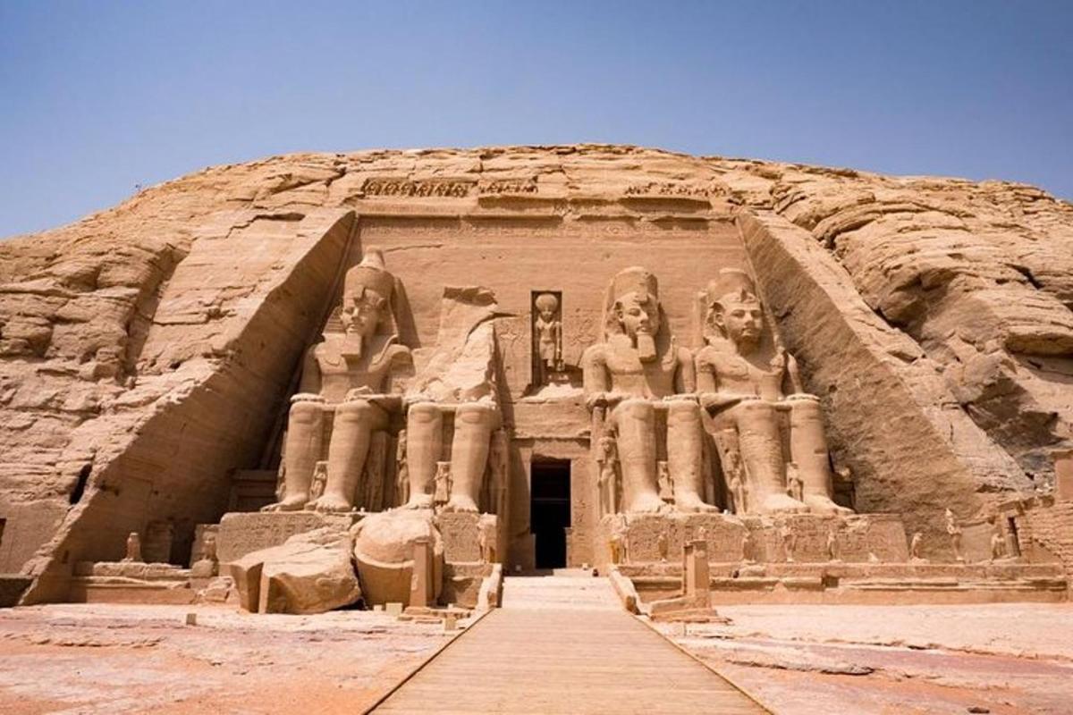 un edificio con due statue ai lati