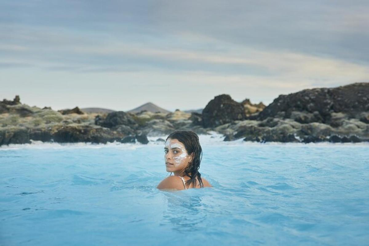 uma mulher está nadando na água azul