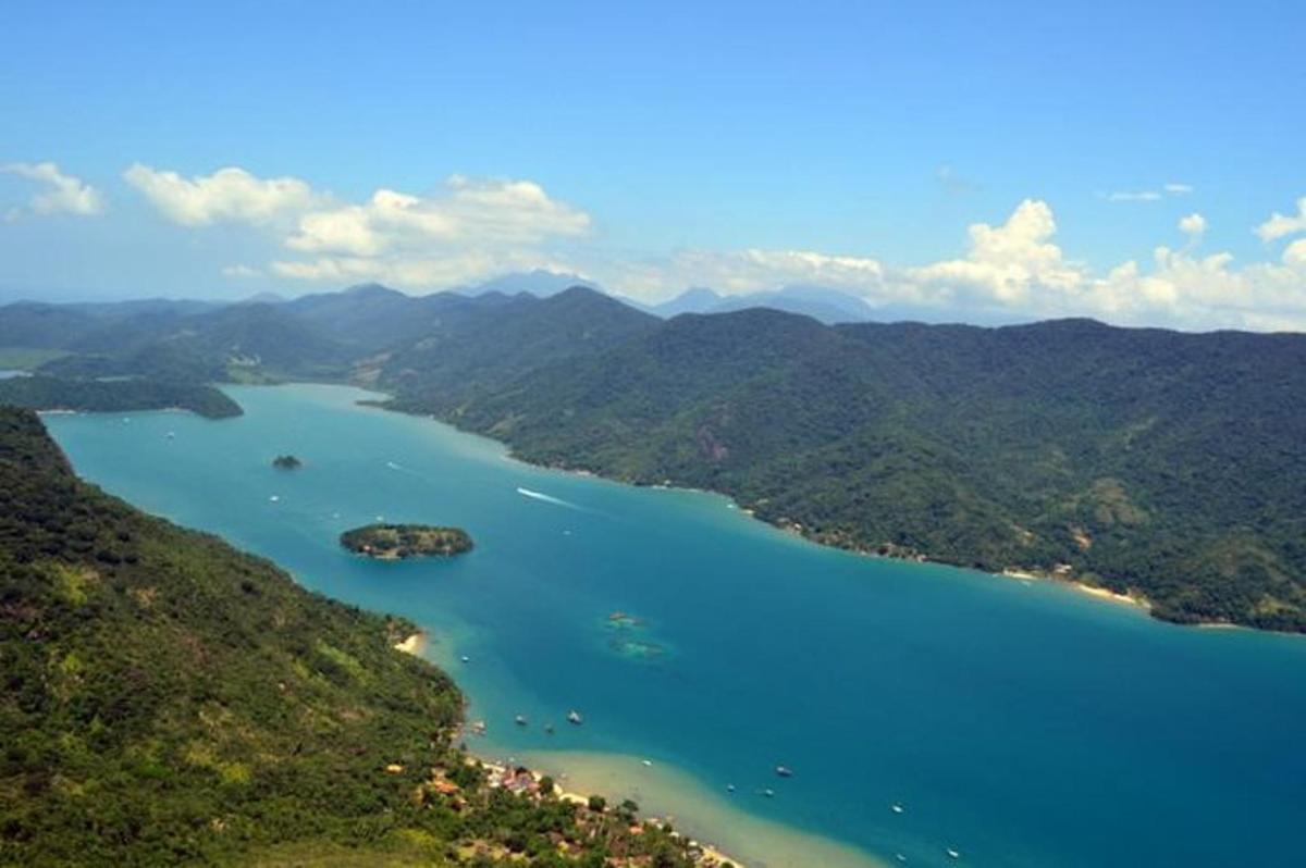 山の中の湖の空中写真