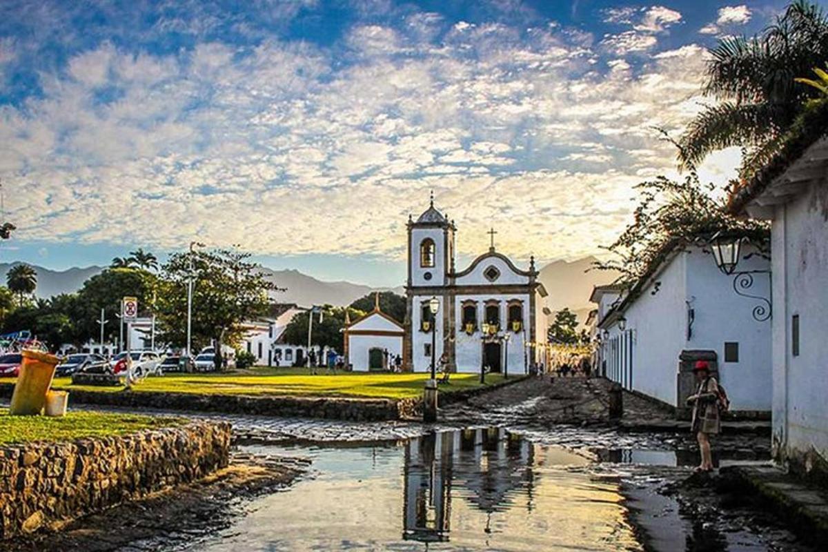 una iglesia con una torre de reloj en medio de una calle