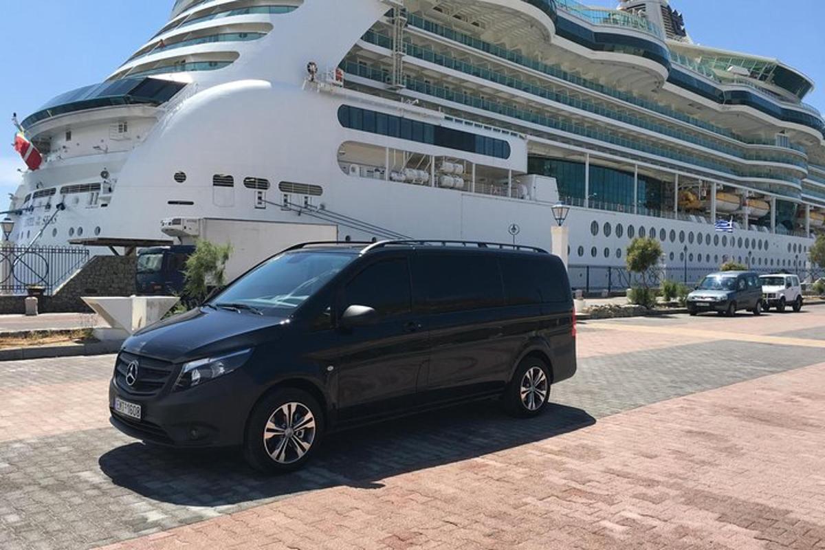 Una camioneta negra estacionada frente a un crucero