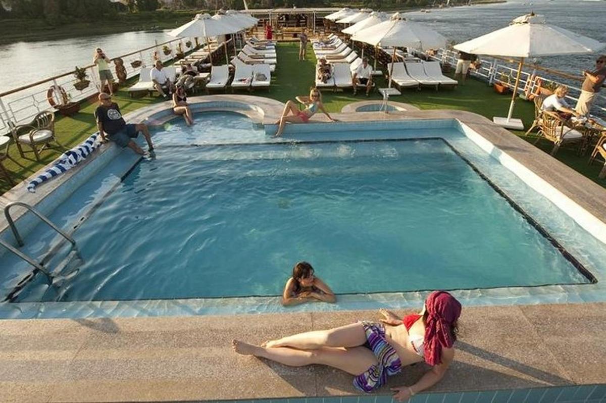 μια ομάδα ανθρώπων σε μια πισίνα