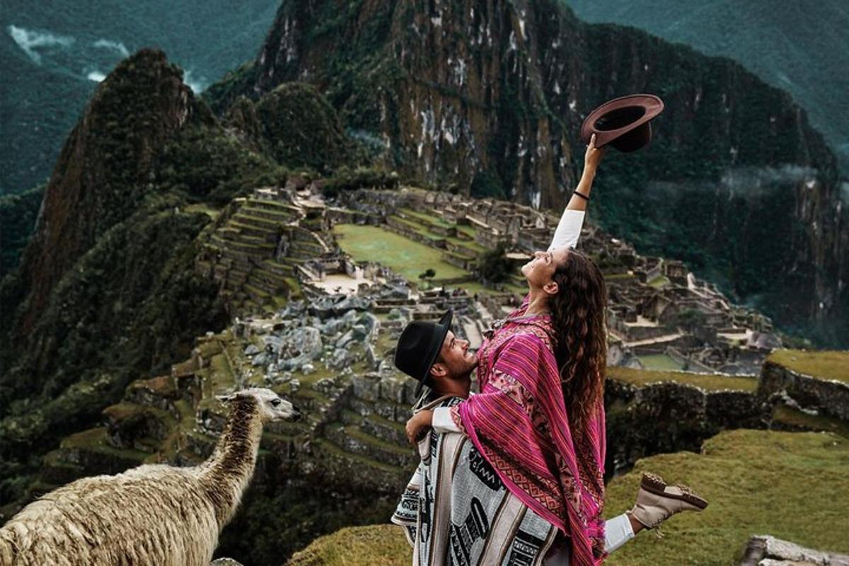 uma mulher com a mão no ar ao lado de duas ovelhas