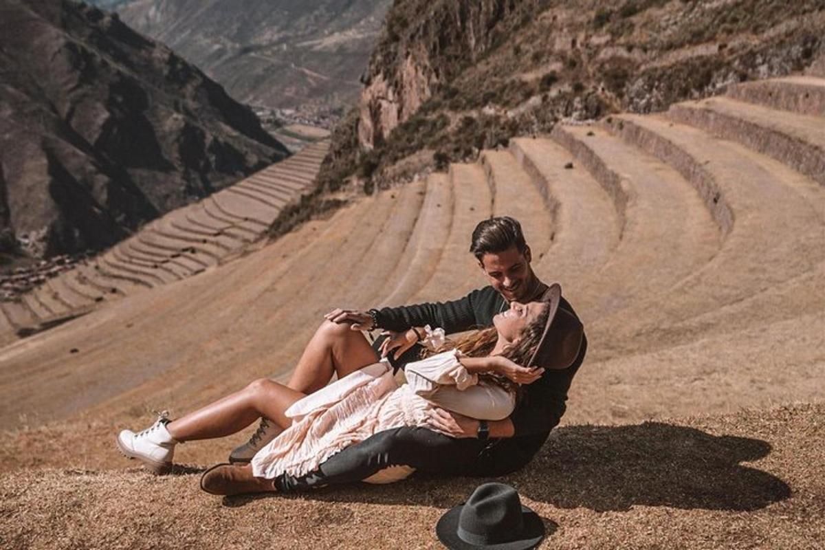 um homem sentado na encosta de uma montanha