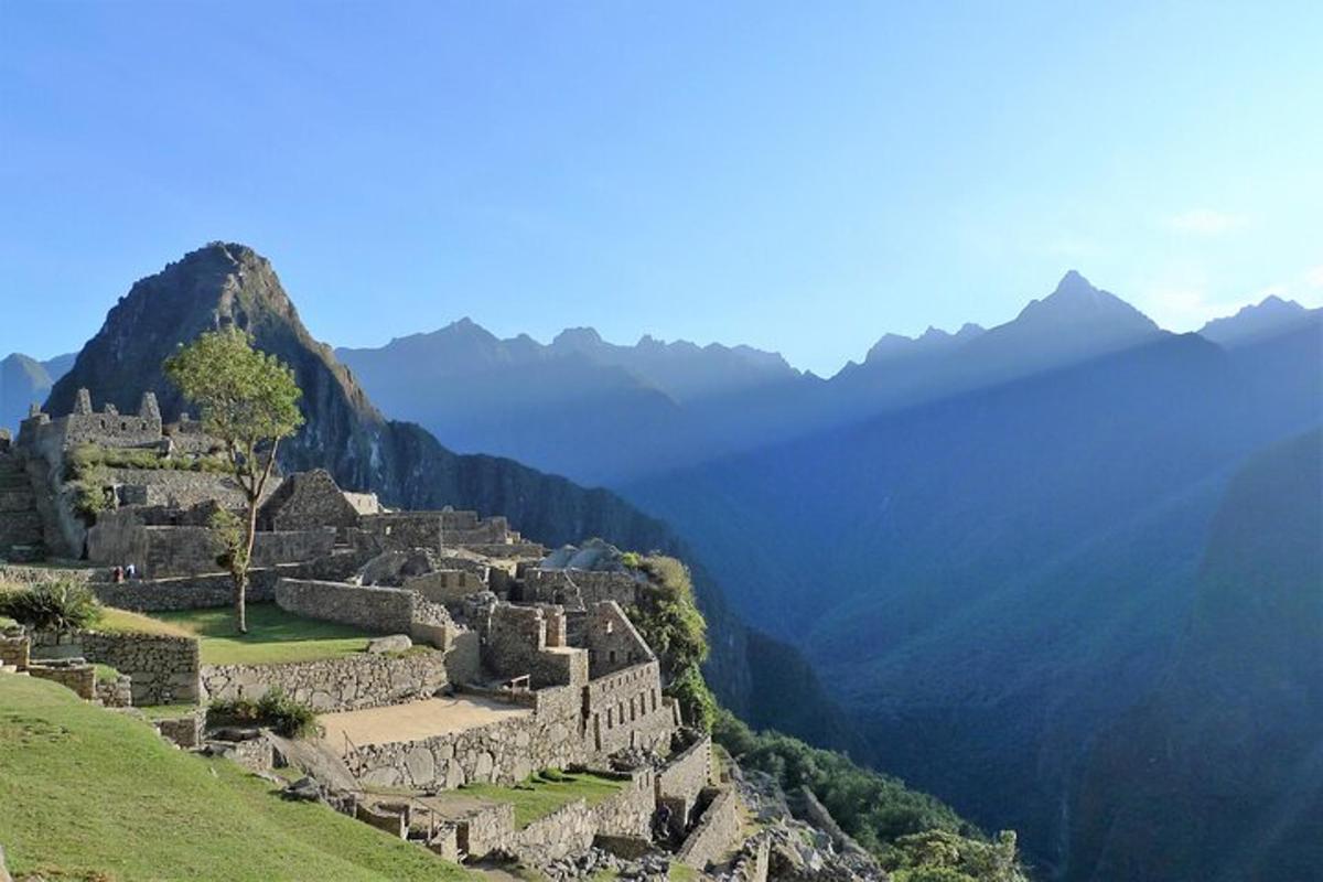Una vista de las ruinas de una fortaleza en una montaña.