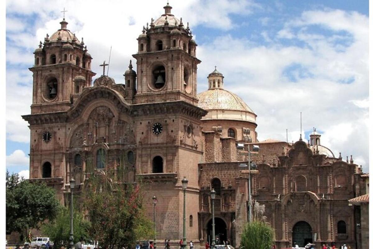 Un edificio antiguo con dos cúpulas en la parte superior.