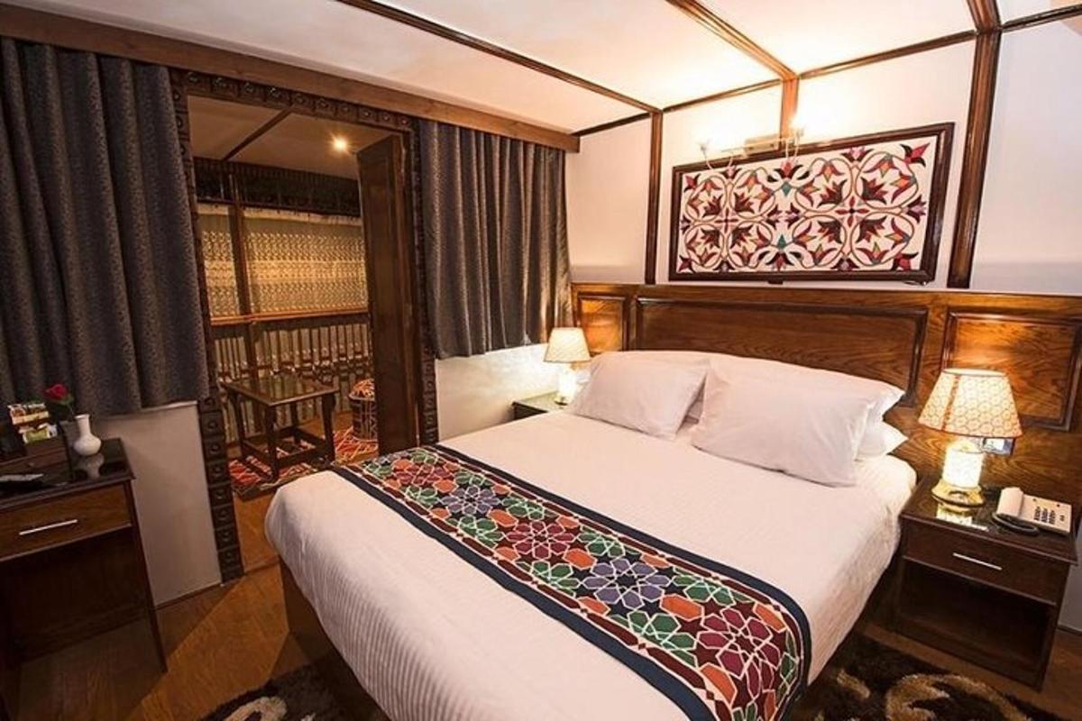 una camera da letto con un letto grande con lenzuola bianche