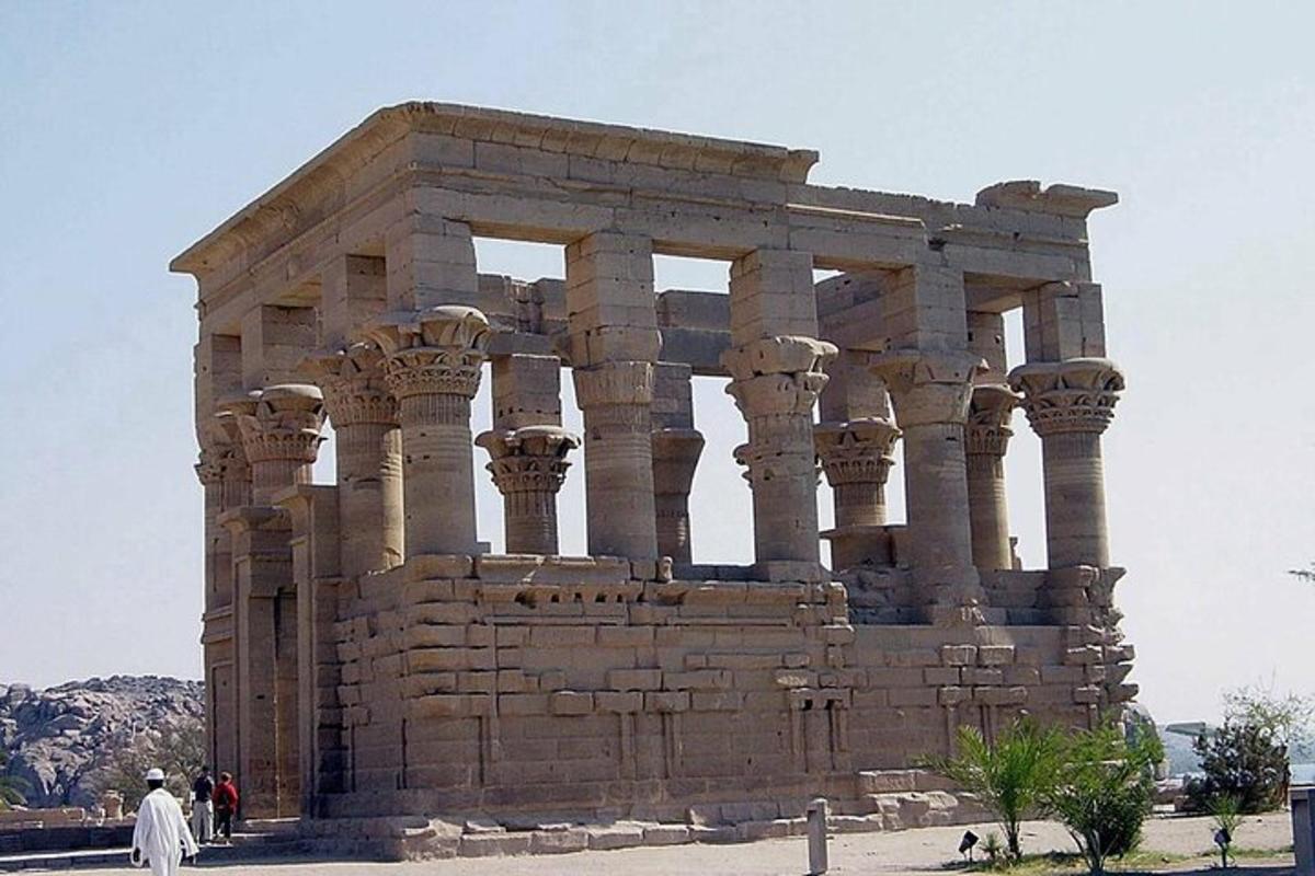 un grande edificio in pietra con pilastri in una città