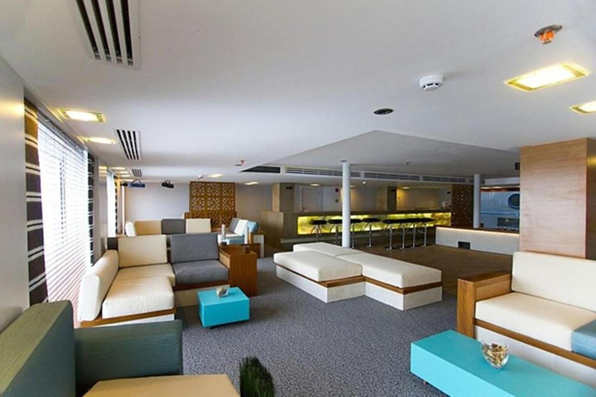 ruang tamu dengan sofa dan meja di dalam bilik