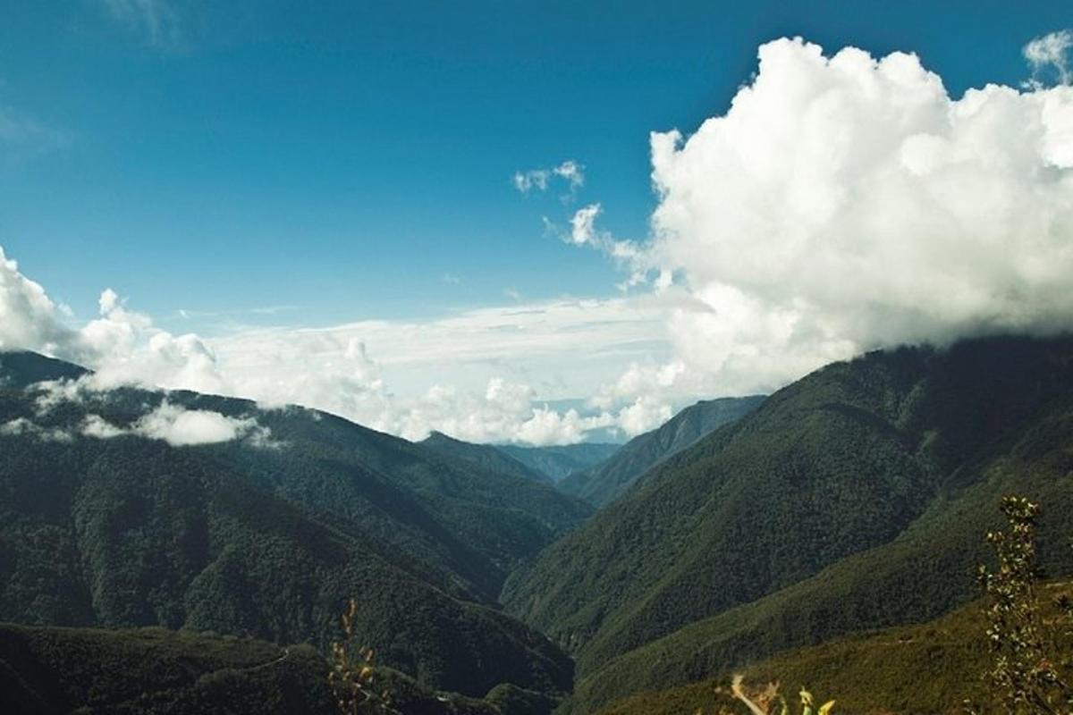 una vista di una valle di montagna con nuvole nel cielo