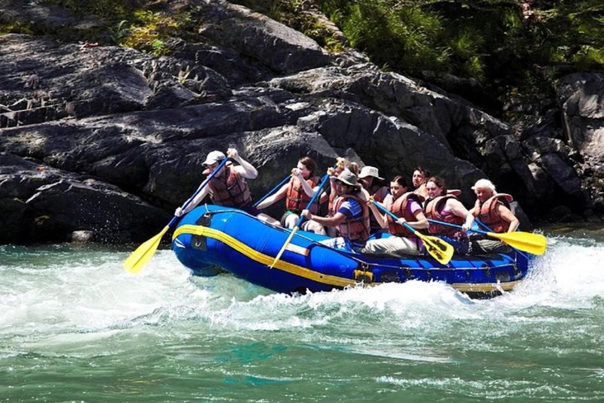 un gruppo di persone su una zattera su un fiume
