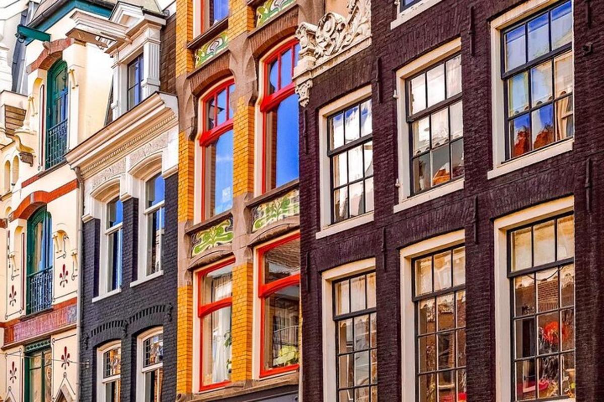 een gebouw met kleurrijke ramen aan een stadsstraat