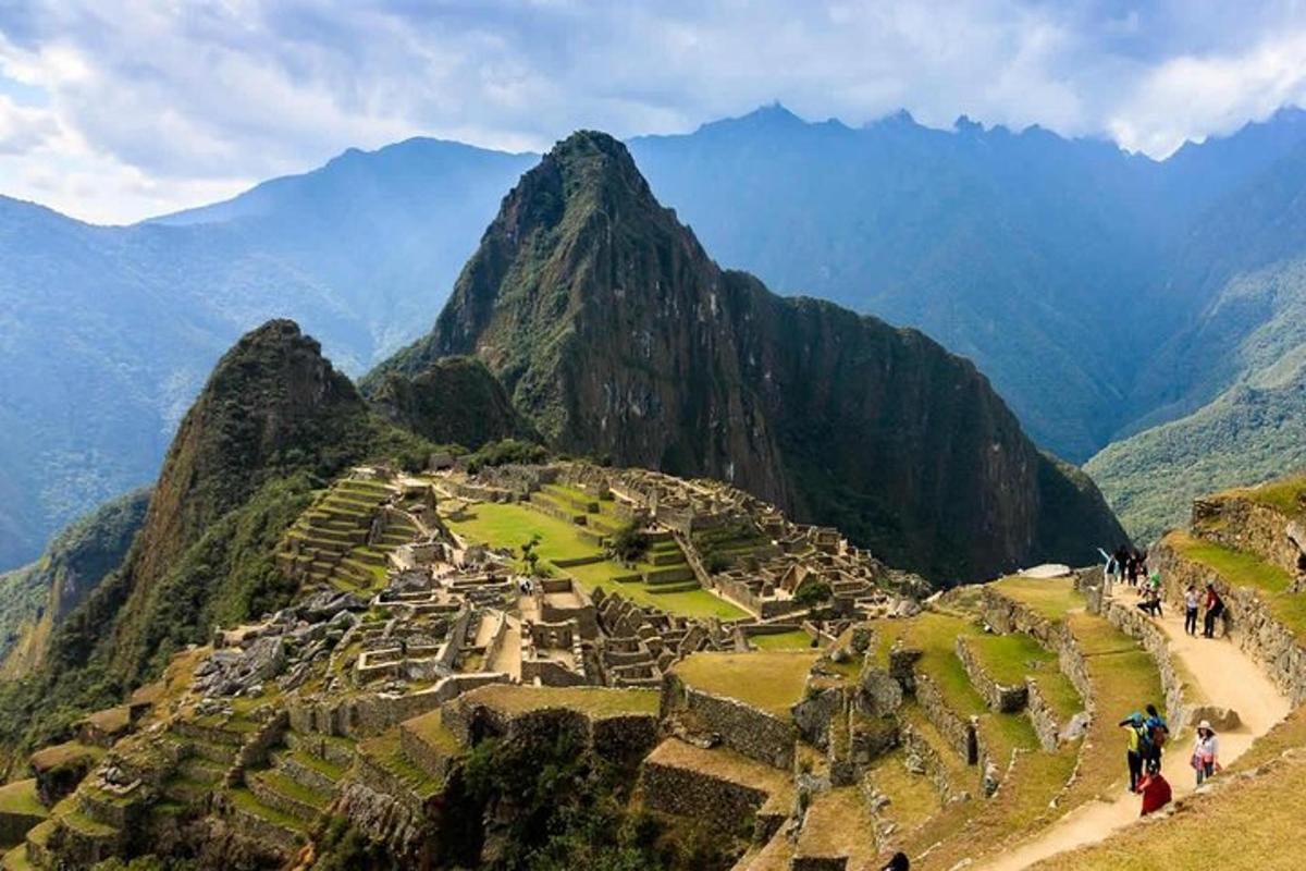 una vista de Machu Picchu des del cim d'una muntanya