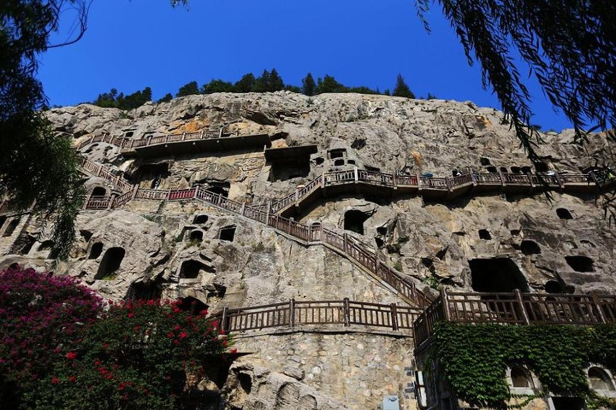 Una montaña de piedra con escaleras en la cima.