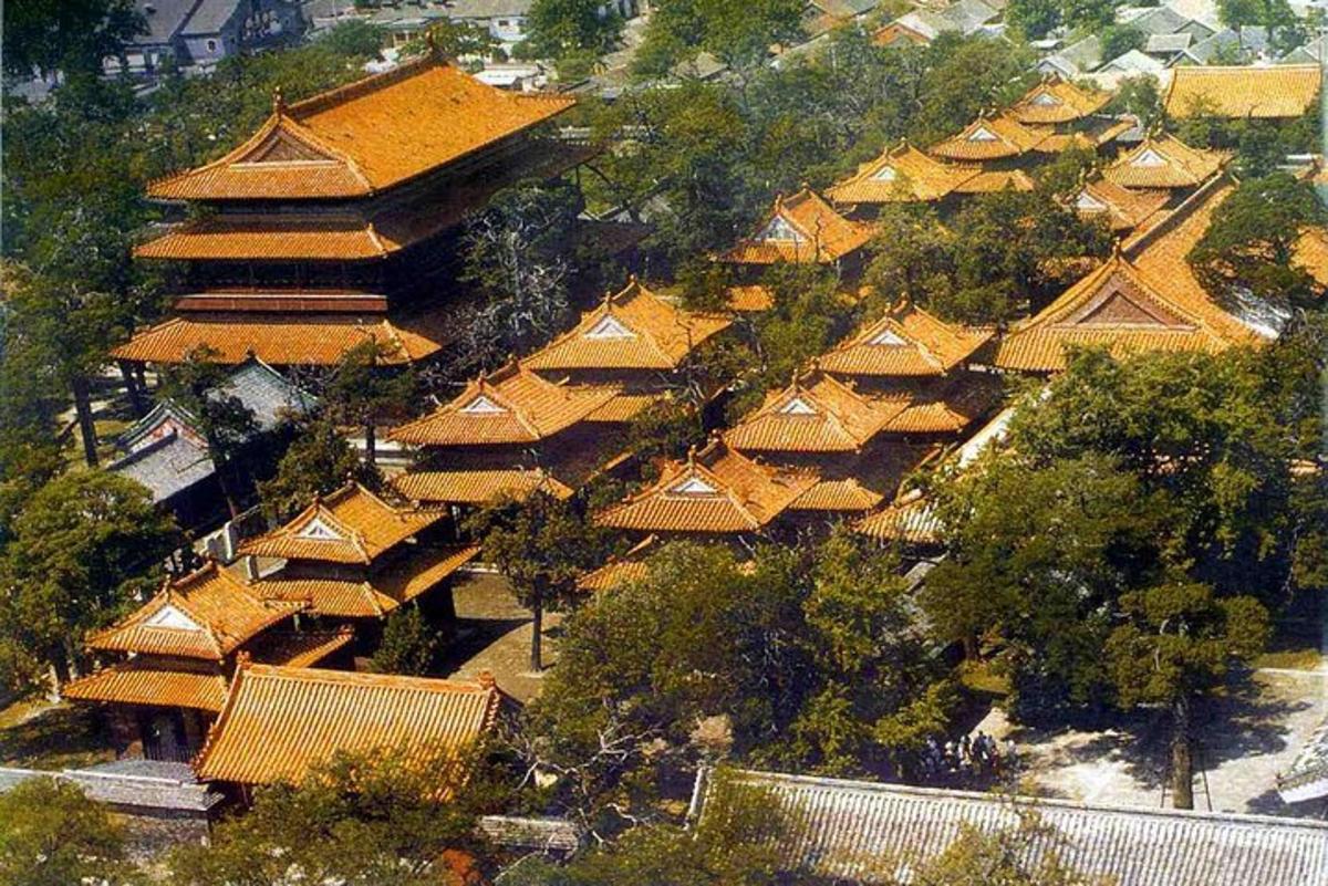 una vista cenital d'un grup d'edificis amb teulades taronges
