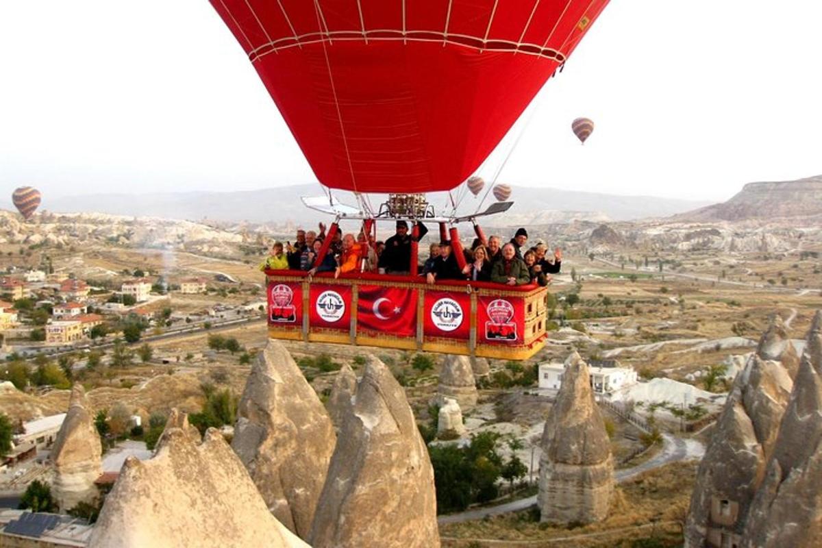 Un globo aerostático volando sobre una formación rocosa