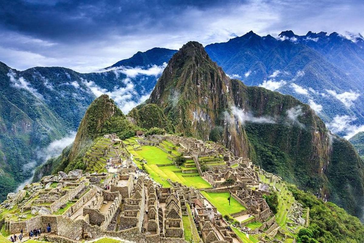 pohled na ruiny Machu Picchu na hoře